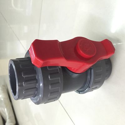 สีดำสีแดง DN20 UPVC ดับเบิลยูเนี่ยนบอลวาล์ว