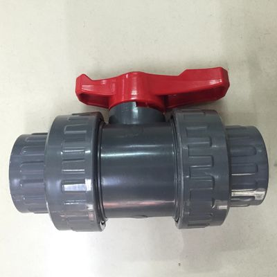 สีดำสีแดง DN20 UPVC ดับเบิลยูเนี่ยนบอลวาล์ว